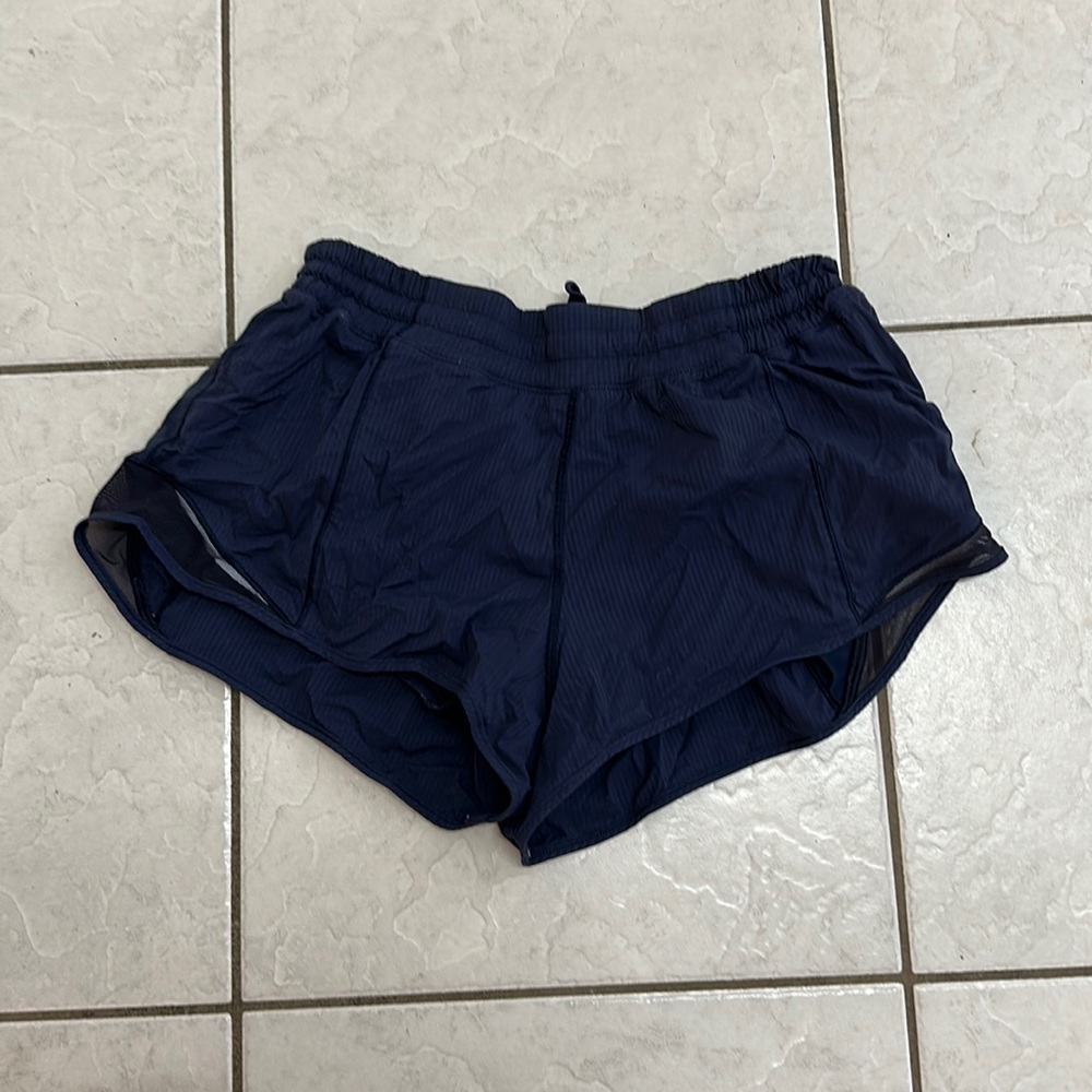 Lululemon 2.5in hotty hot shorts